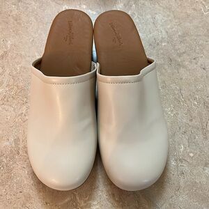 Clogs size 9 cream color Universal Thread